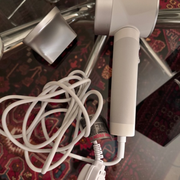 White Bath Accessories Set for a Luxurious Experience - Picture 3 of 4